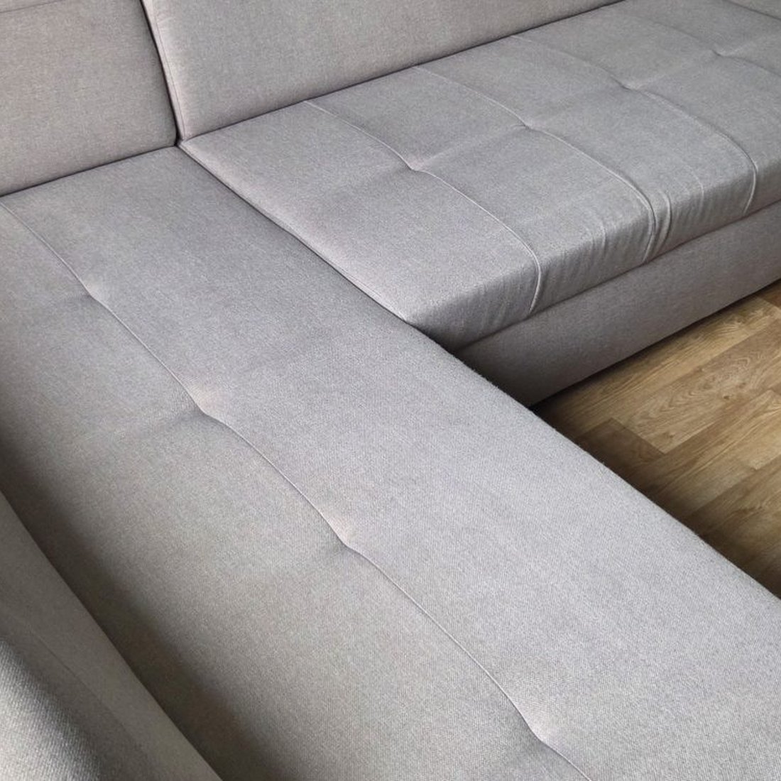 Canapé d'angle en tissu après nettoyage