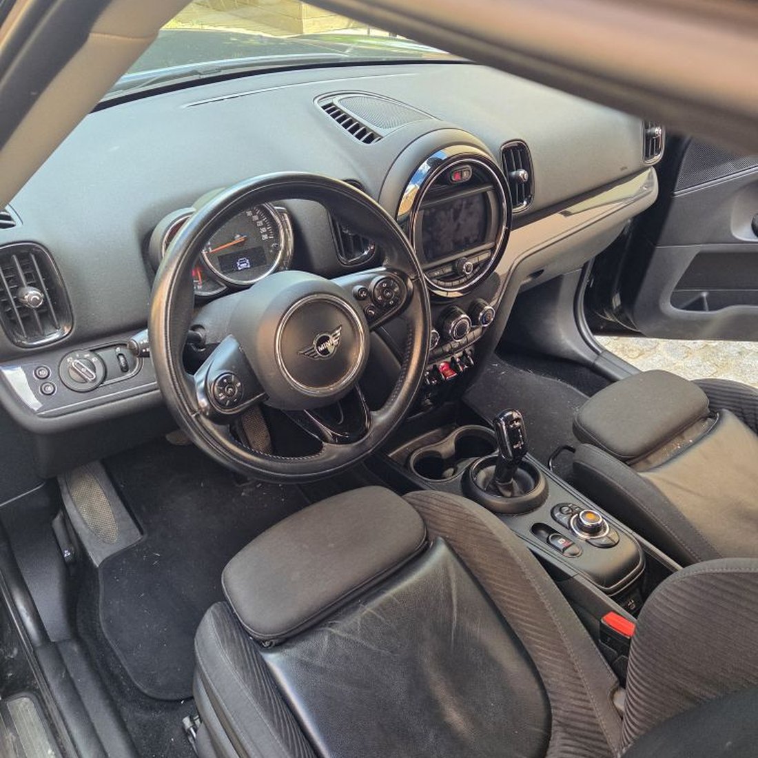 Intérieur de voiture avant nettoyage